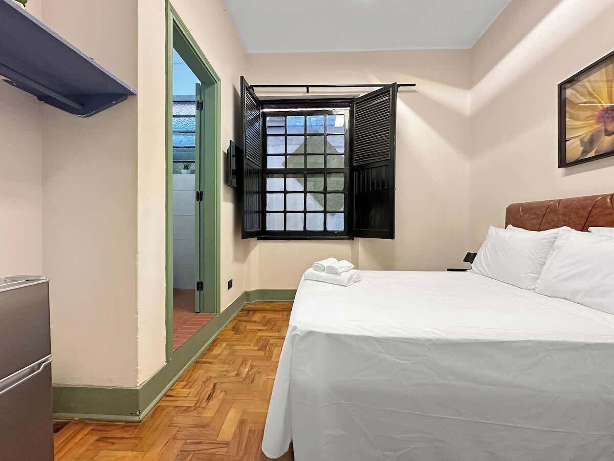 Tabla de planchar con plancha, wifi, ropa de cama