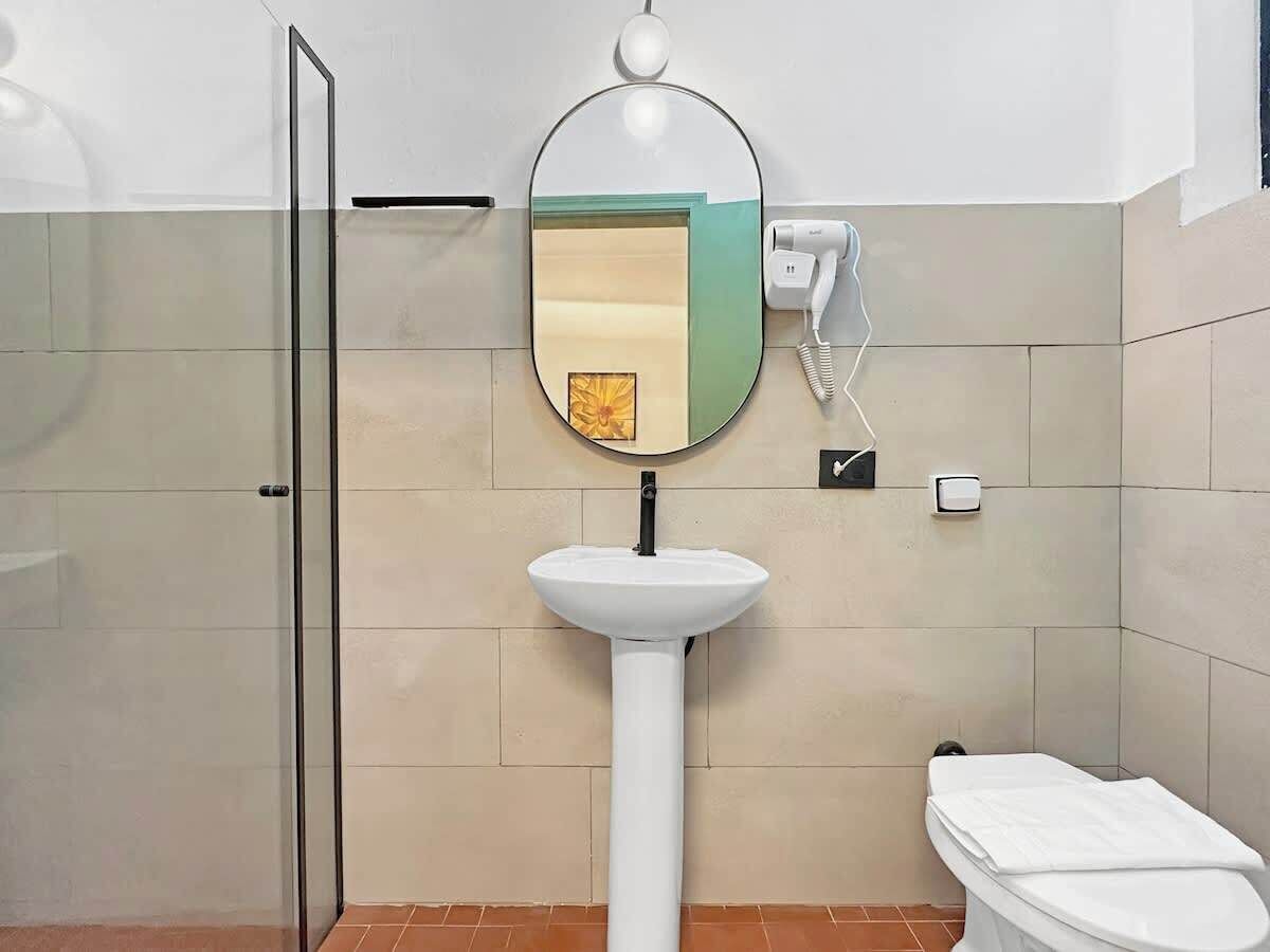 Douche, sèche-cheveux, shampoing