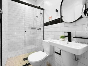 Shower, hair dryer, shampoo - Villa_Aberdeen_12 · Pousada Villa Aberdeen, Quarto 12 (Campos do Jordão)