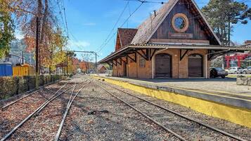 Une gare avec un bâtiment imposant portant l’inscription « ABERNESSIA » et plusieurs voies ferrées.