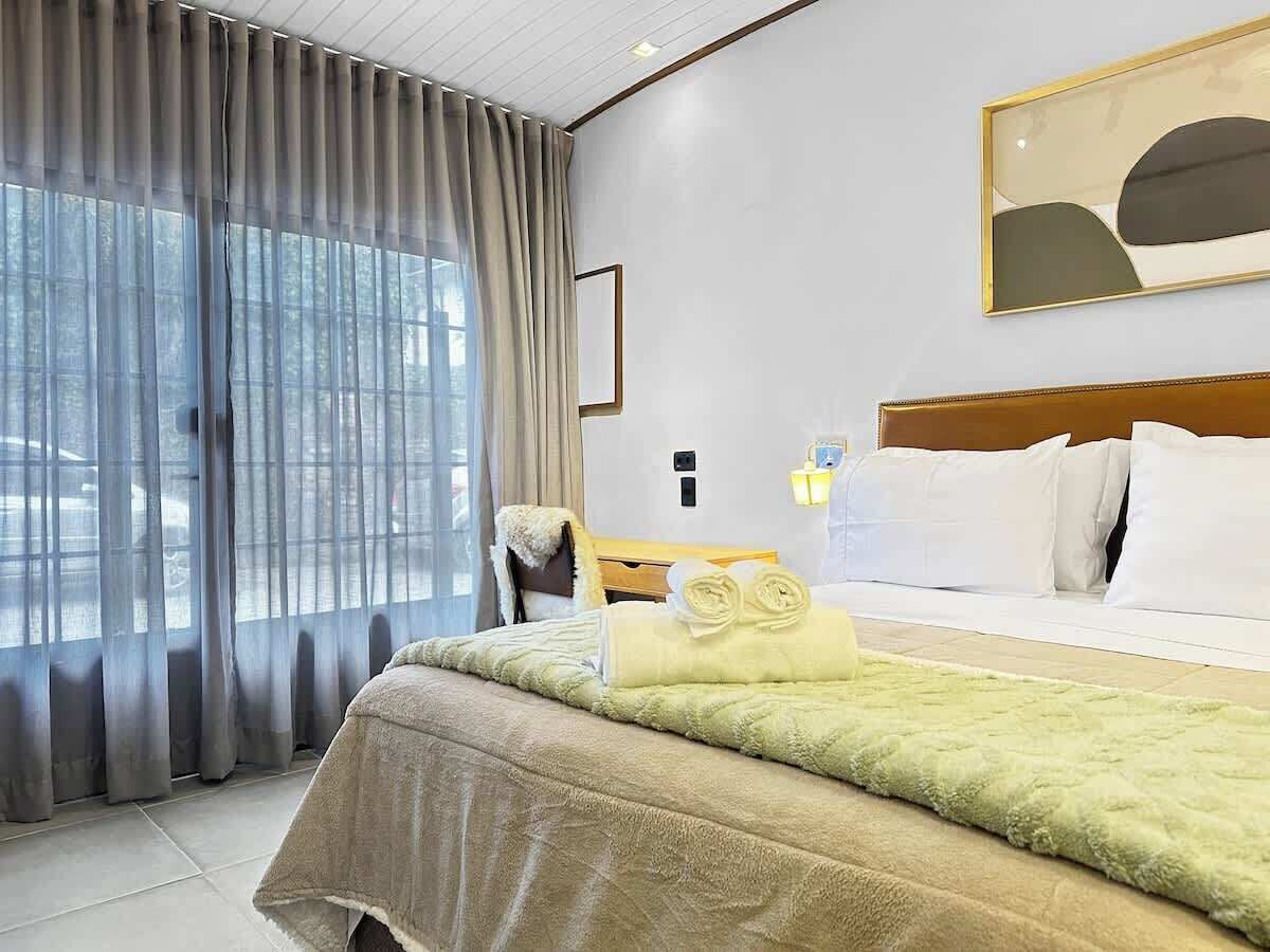 Tabla de planchar con plancha, wifi, ropa de cama