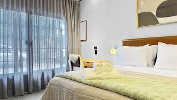 Tabla de planchar con plancha, wifi, ropa de cama