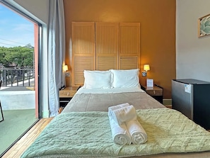 Tabla de planchar con plancha, wifi, ropa de cama