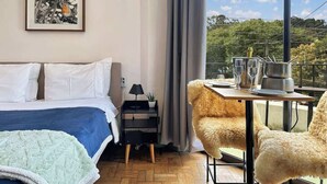 Una camera da letto con un letto, un comodino e vista sull'esterno.