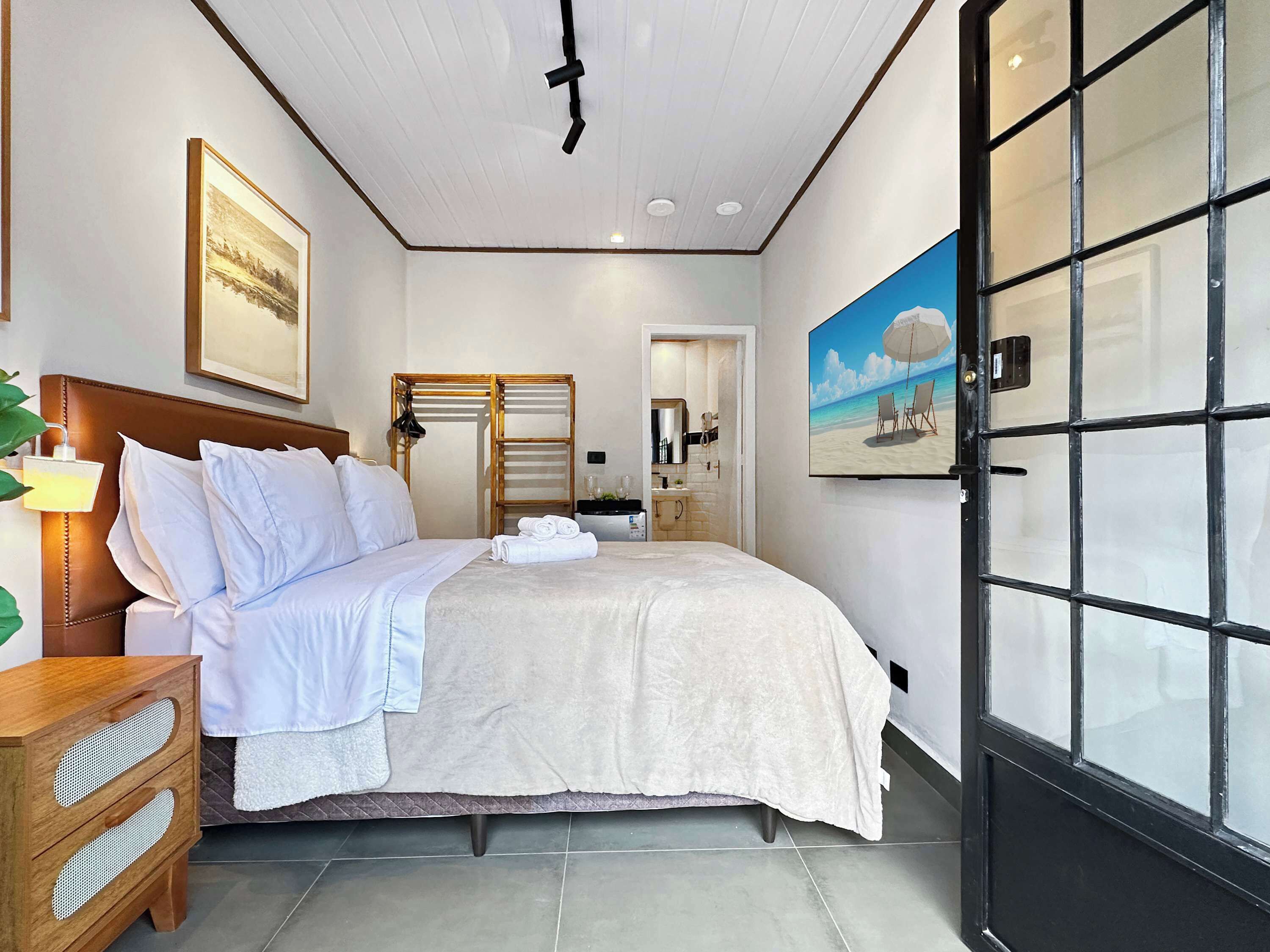 Iron/ironing board, WiFi, bed sheets