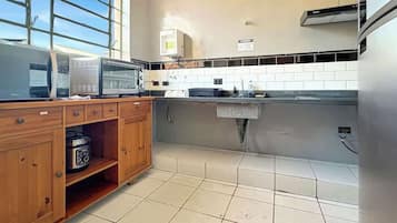 Wasserkocher mit Kaffee-/Teezubehör, Kühlschrank, Mikrowelle, Ofen