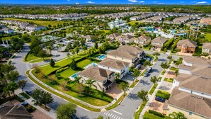 Un quartiere residenziale con case, una piscina e un parco acquatico.