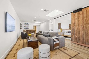 TV - The Big Yellow House Loft A (Summerland)