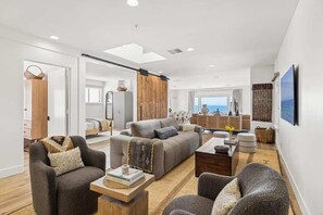 TV - The Big Yellow House Loft A (Summerland)