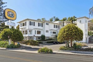 Exterior - The Big Yellow House Loft A (Summerland)