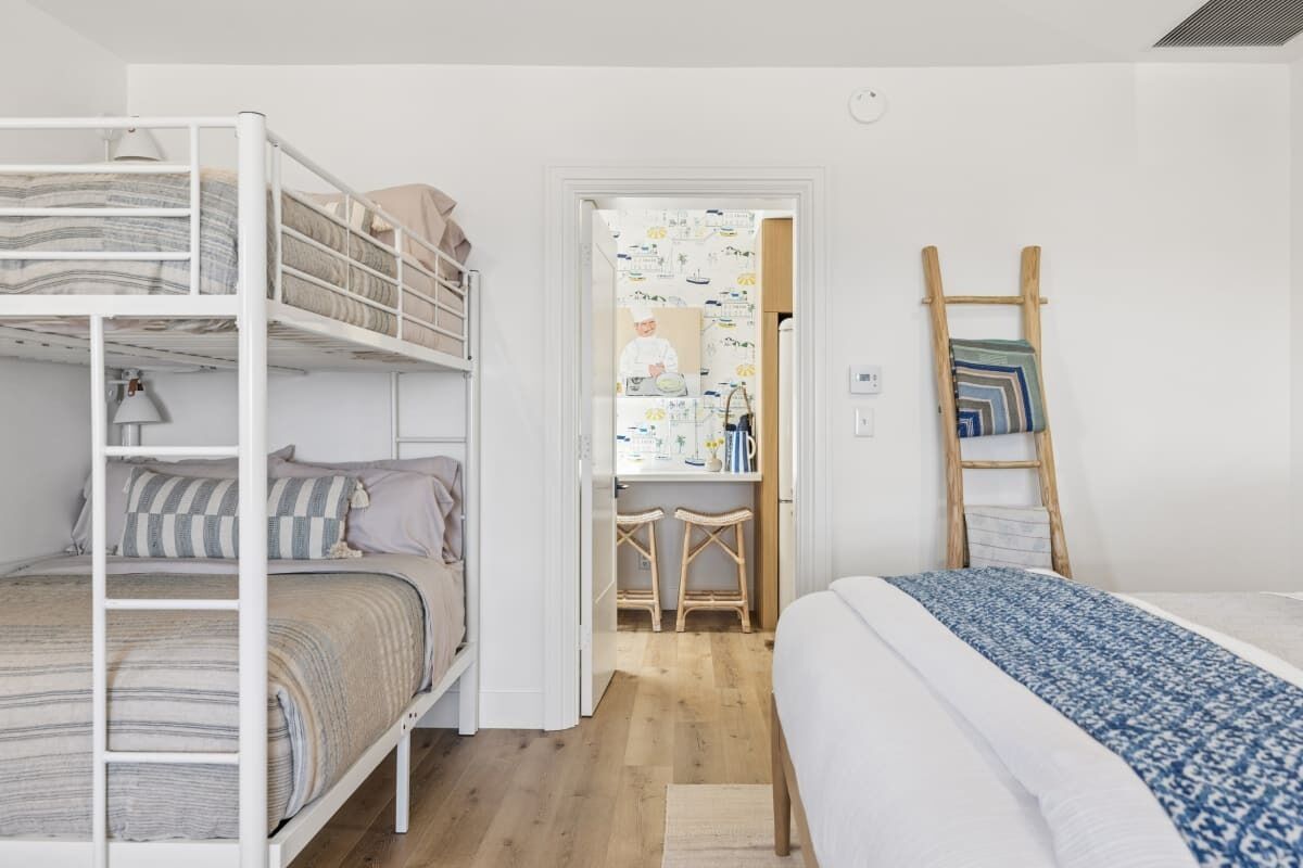 Iron/ironing board, internet, bed sheets