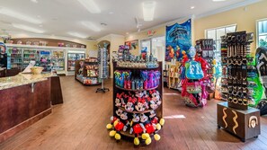 Tienda bien iluminada con una gran variedad de productos, incluyendo peluches, recuerdos y artículos decorativos.