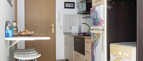 Coffee/tea maker, fridge, microwave, stovetop