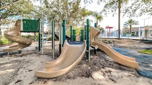 Ein Spielplatz mit Rutschen und Klettergeräten.