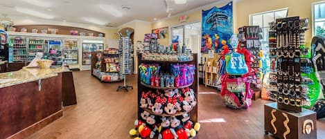 Un magasin bien éclairé qui propose une grande variété de produits, notamment des peluches, des souvenirs et des objets de décoration.