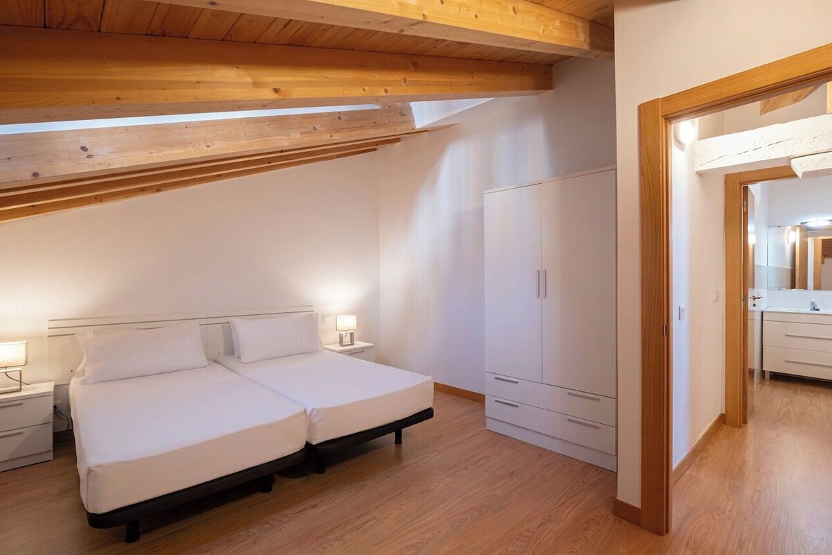 Apartment (2 habitaciones) | Down duvets, soundproofing, iron/ironing board, travel cot
