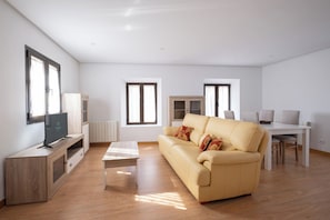 Apartment (2 habitaciones) | Living area | 40-inch flat-screen TV with digital channels - Tandem Catedral (Burgos)