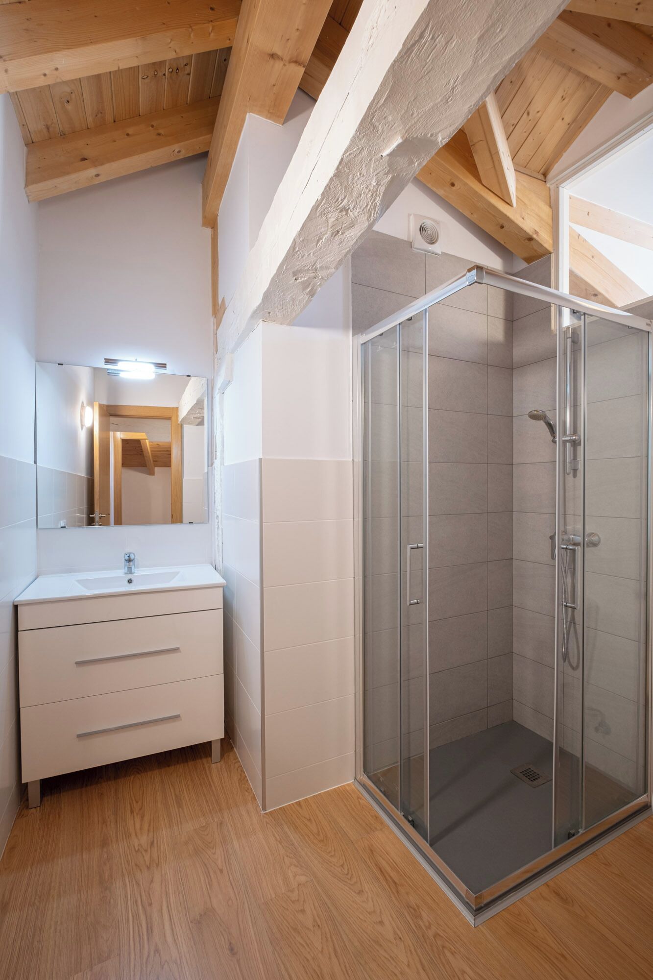 Apartamento (2 habitaciones) | Baño | Ducha, artículos de higiene personal gratuitos y secador de pelo