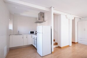 Apartment (2 habitaciones) | Private kitchen | Espresso maker, full-sized fridge, microwave, stovetop - Tandem Catedral (Burgos)