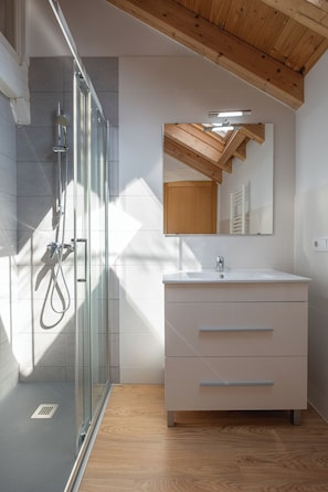 Apartment (2 habitaciones) | Bathroom | Shower, free toiletries, hair dryer, towels - Tandem Catedral (Burgos)