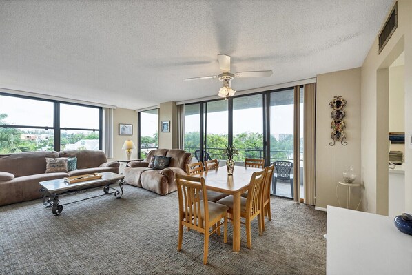 Living area - Siesta Key 241 - Two Bedroom Apartment, Sleeps 6 (Siesta Key)