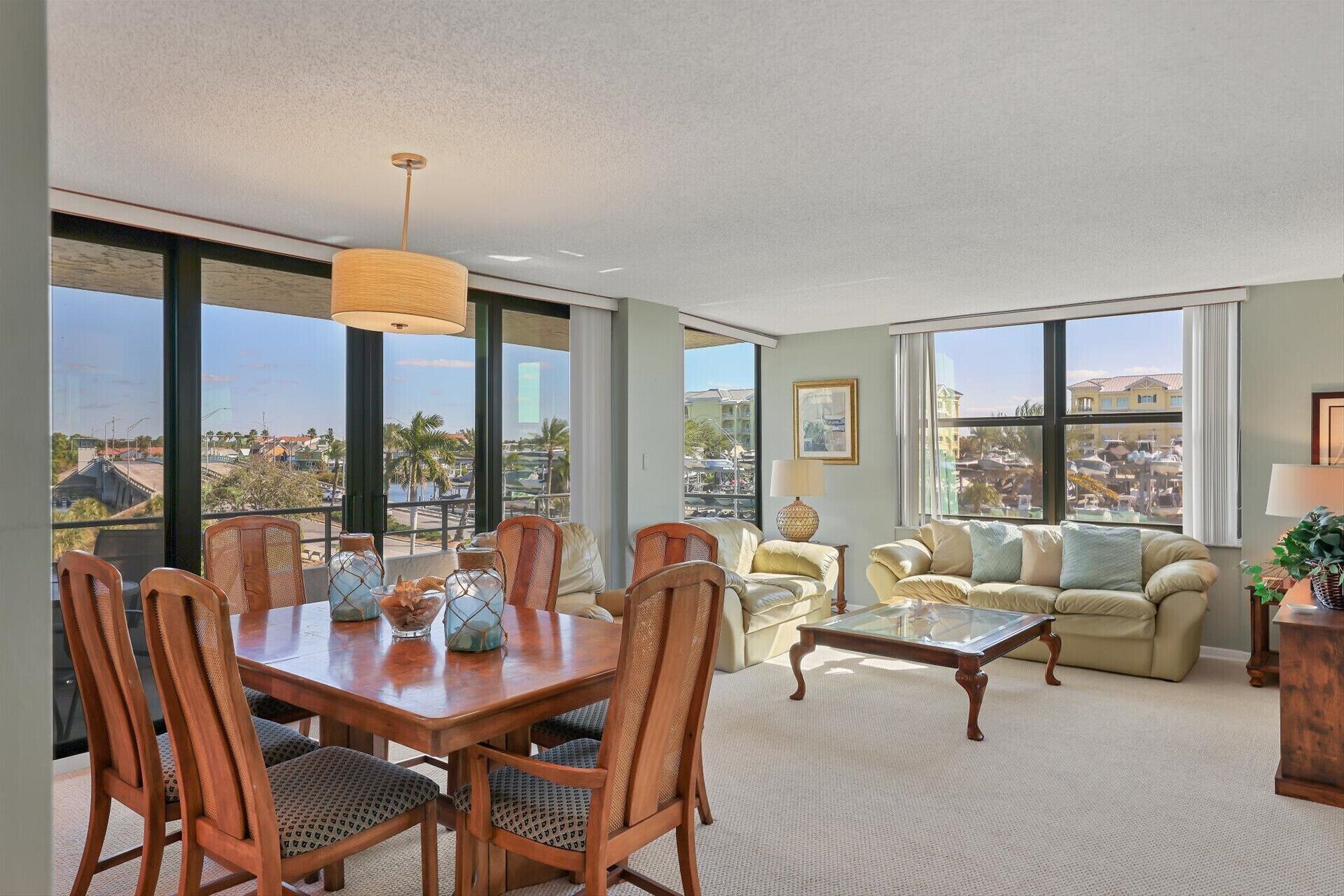 Amplio salón con comedor, ventanas grandes que ofrecen vista a la ciudad y una acogedora zona de estar.