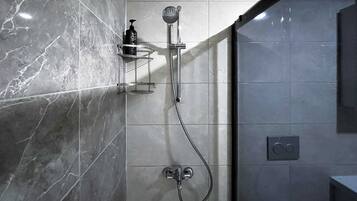 Douche, sèche-cheveux, serviettes fournies, savon