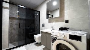Familienapartment, 1 Schlafzimmer, Kochnische, Stadtblick | Badezimmer | Dusche, Haartrockner, Handtücher, Seife