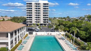 Un hôtel doté d’une piscine, de plusieurs étages et d’un parking.