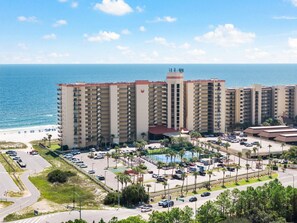 Un hôtel à plusieurs étages doté d’une piscine, d’un parking et offrant une vue sur la plage.