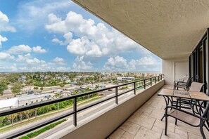 Outdoor dining - Siesta Key 233 - Two Bedroom Apartment, Sleeps 6 (Siesta Key)