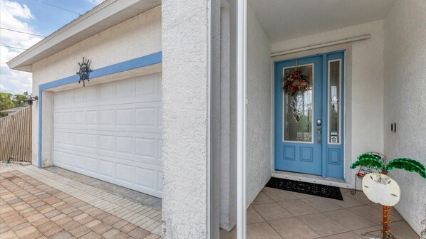 Exterior detail - Sarasota 22 - Three Bedroom Villa, Sleeps 6 (Sarasota)