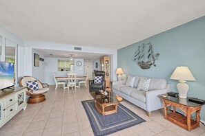 Living area - Siesta Key 171 - Two Bedroom Apartment, Sleeps 6 (Siesta Key)