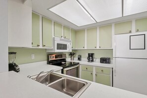 Private kitchen - Siesta Key 171 - Two Bedroom Apartment, Sleeps 6 (Siesta Key)