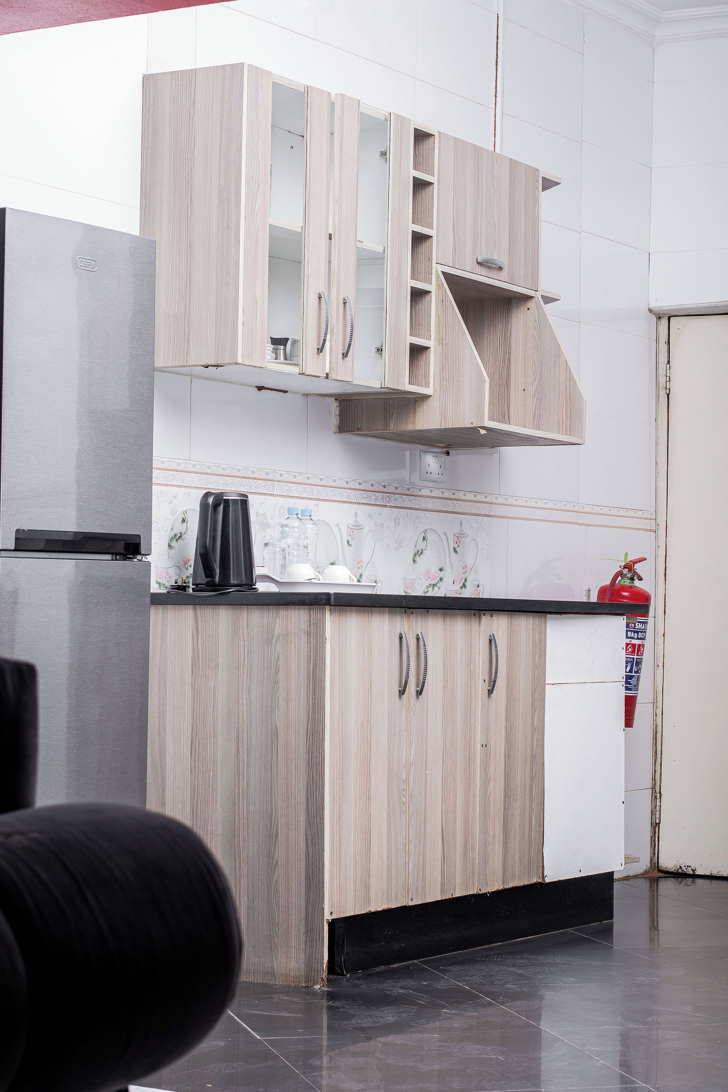 Estudio, vista al jardín | Cocina privada | Refrigerador, microondas, horno y utensilios de cocina 
