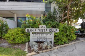 Schild für 'Bahia Vista Gulf' mit der Nummer '1555' und 'North Driveway' zur Standortanzeige.