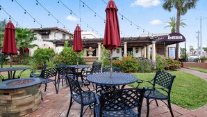 Outdoor dining - Venice, FL 2 - Two Bedroom Apartment, Sleeps 4 (Sarasota)