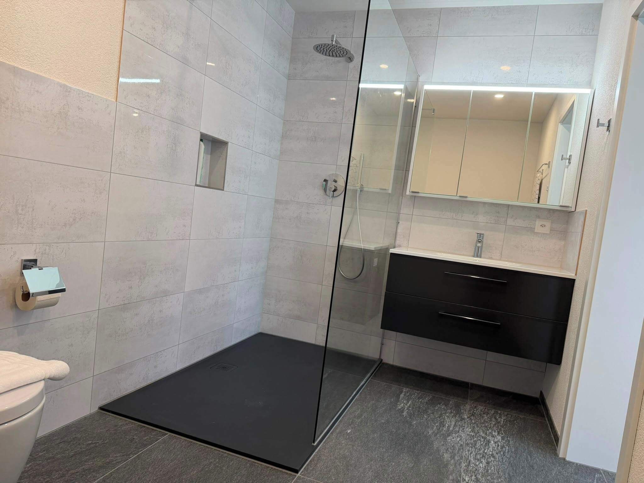 Dusche, Haartrockner, Handtücher, Shampoo