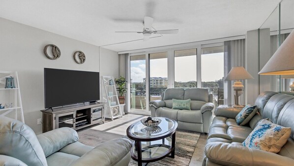 Living area - Siesta Key 253 - Two Bedroom Apartment, Sleeps 6 (Siesta Key)