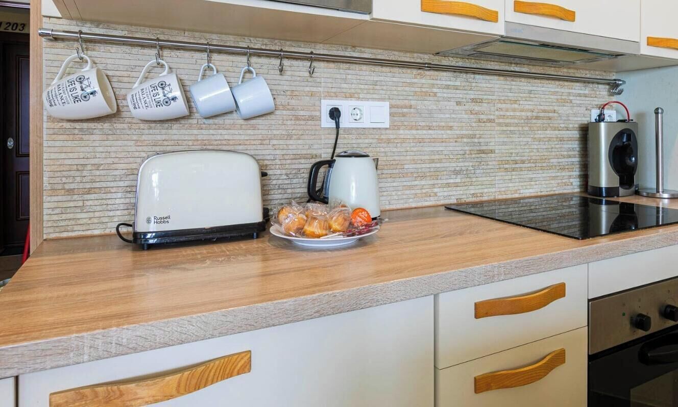Cafetera o tetera, microondas, horno y placa de cocina