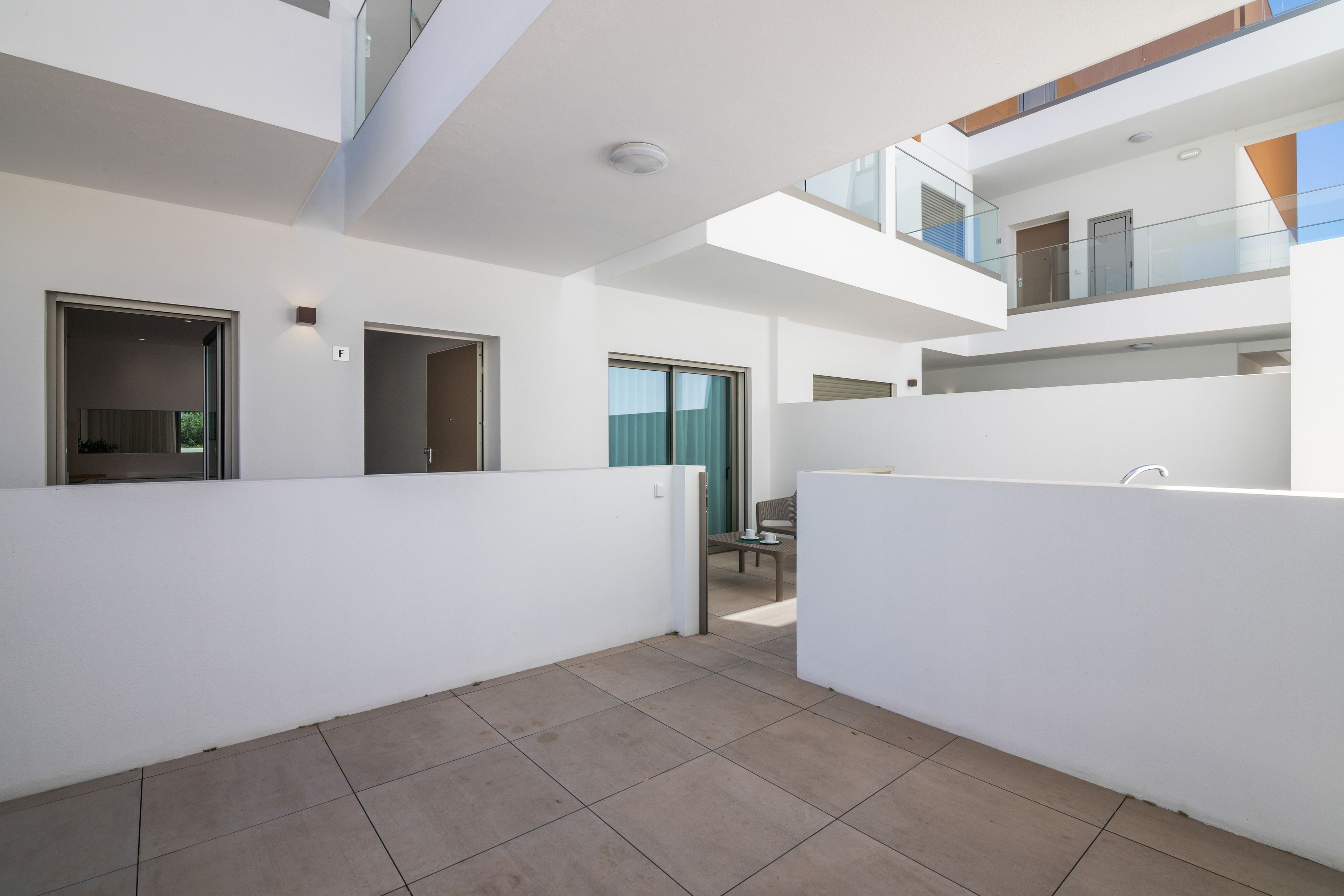 Ein modernes Interieur mit großzügigem, offener Raumgestaltung, einem Balkon und Blick zum Himmel.