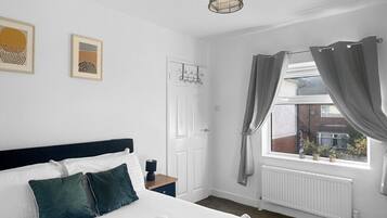 Iron/ironing board, WiFi, bed sheets