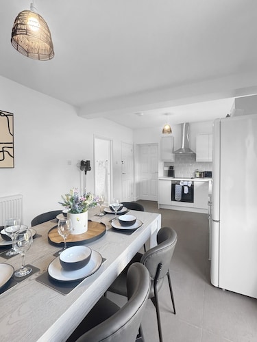 Sleeps 10 4 bed Ripley with Garden & Driveway