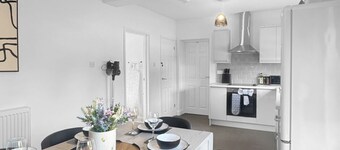 Sleeps 10 4 bed Ripley with Garden & Driveway