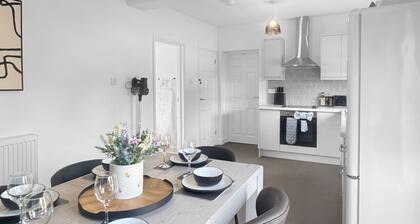 Sleeps 10 4 bed Ripley with Garden & Driveway