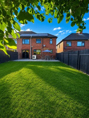 Exterior - Sleeps 10 4 bed Ripley with Garden & Driveway (Codnor)