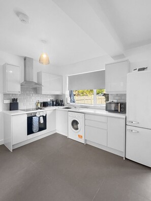 Fridge, microwave, oven, stovetop - Sleeps 10 4 bed Ripley with Garden & Driveway (Codnor)