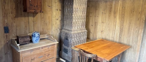 Un intérieur en bois comprenant une table, un meuble et une cheminée décorative.
