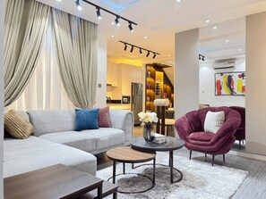 Smart TV - Stylish 1-Bedroom Apartment in Lekki 1 with Fast Wi-Fi & 24/7 Power (Lekki)