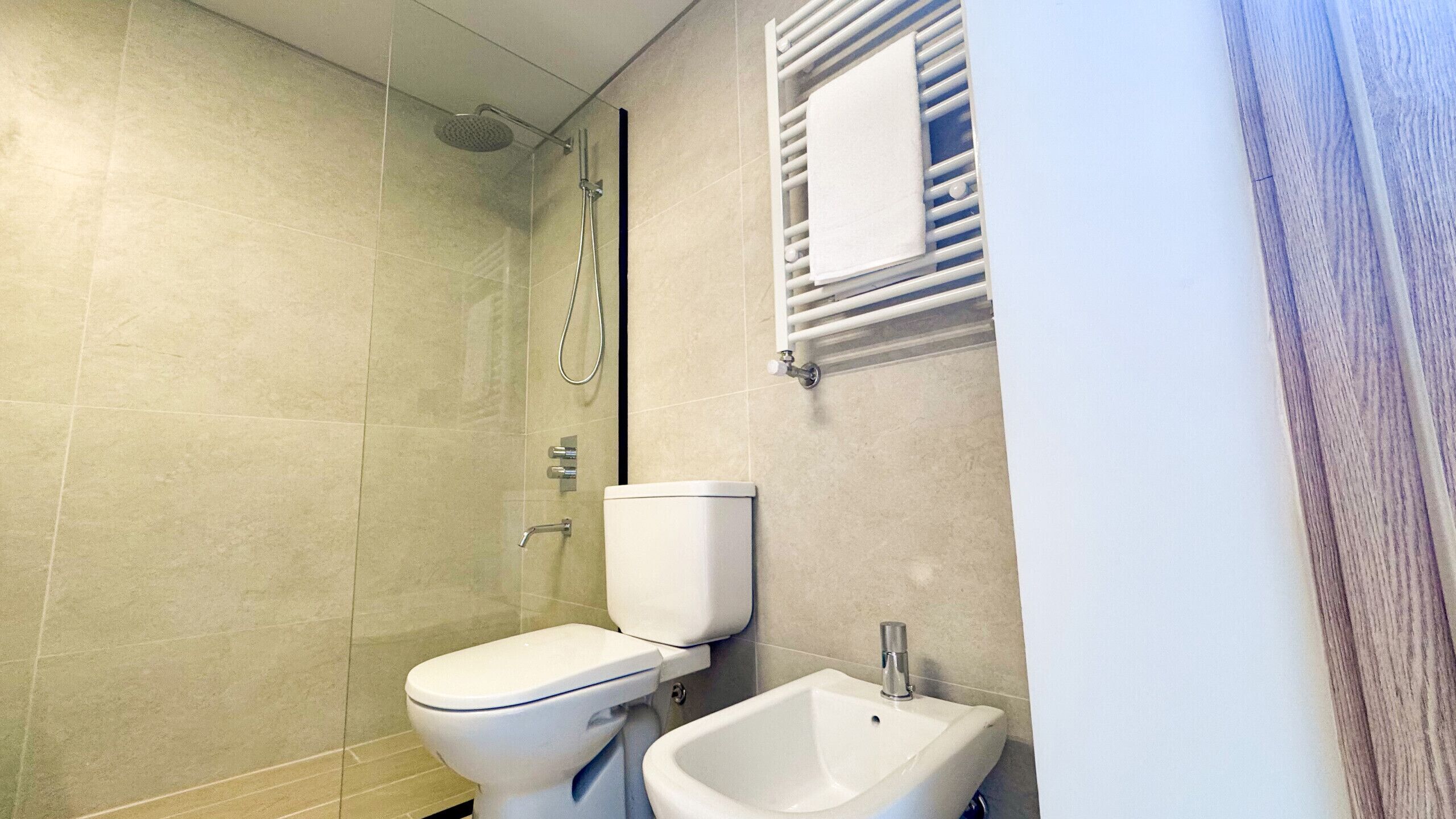 Regadera, bidet, toallas 